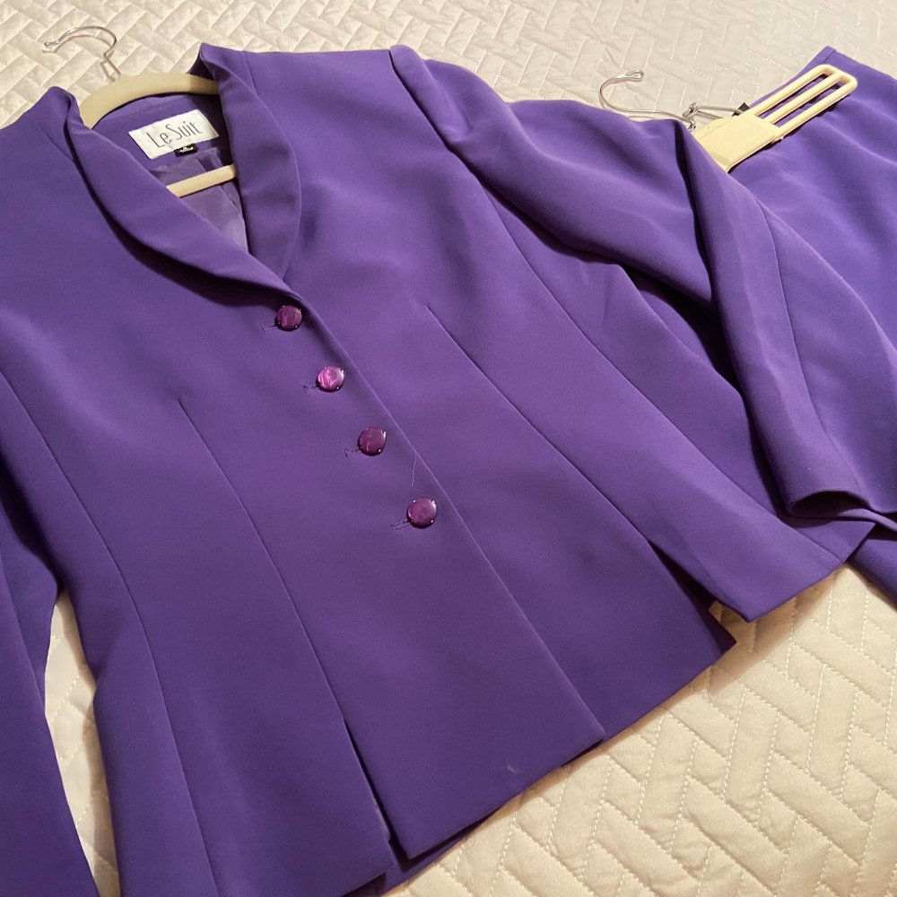 Lovely Ladies skirt suit Le Suit